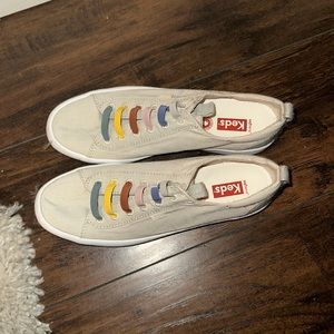 Cream colored Keds with colorful elastic shoelaces size 9.5